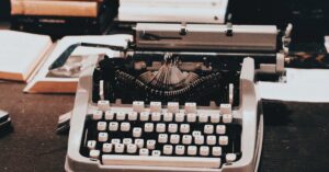découvrez l'univers du journalisme, une profession essentielle à la démocratie, où la recherche de la vérité et l'info impartiale se conjuguent pour informer le public et éclairer les débats.