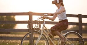 découvrez le monde fascinant de la réalité augmentée, une technologie révolutionnaire qui enrichit notre perception du quotidien en superposant des éléments virtuels à notre environnement. explorez ses applications variées, de l'éducation au divertissement, et plongez dans un futur où le réel et le virtuel s'entrelacent.