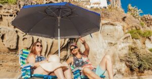 explorez notre sélection d'accessoires de plage incontournables pour profiter pleinement du soleil et de l'eau. trouvez tout ce qu'il vous faut, des serviettes colorées aux chaises pliantes, pour rendre vos journées à la plage inoubliables.