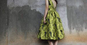 découvrez notre collection de robes élégantes et tendance. que ce soit pour une occasion spéciale ou pour le quotidien, trouvez la robe qui vous sublimera et mettra en valeur votre style unique.