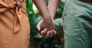 découvrez les différentes facettes de l'intimité et comment elle enrichit nos relations. explorez l'importance de la connexion émotionnelle, de la confiance et des moments partagés, tout en apprenant à créer et entretenir des liens profonds avec les autres.